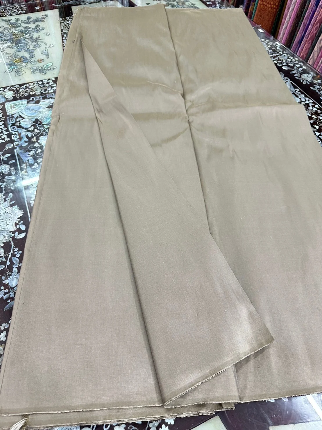 Solid-Colour Silk, Smooth Weave, Heavy Weight, 6-Ply, Light Golden Grey