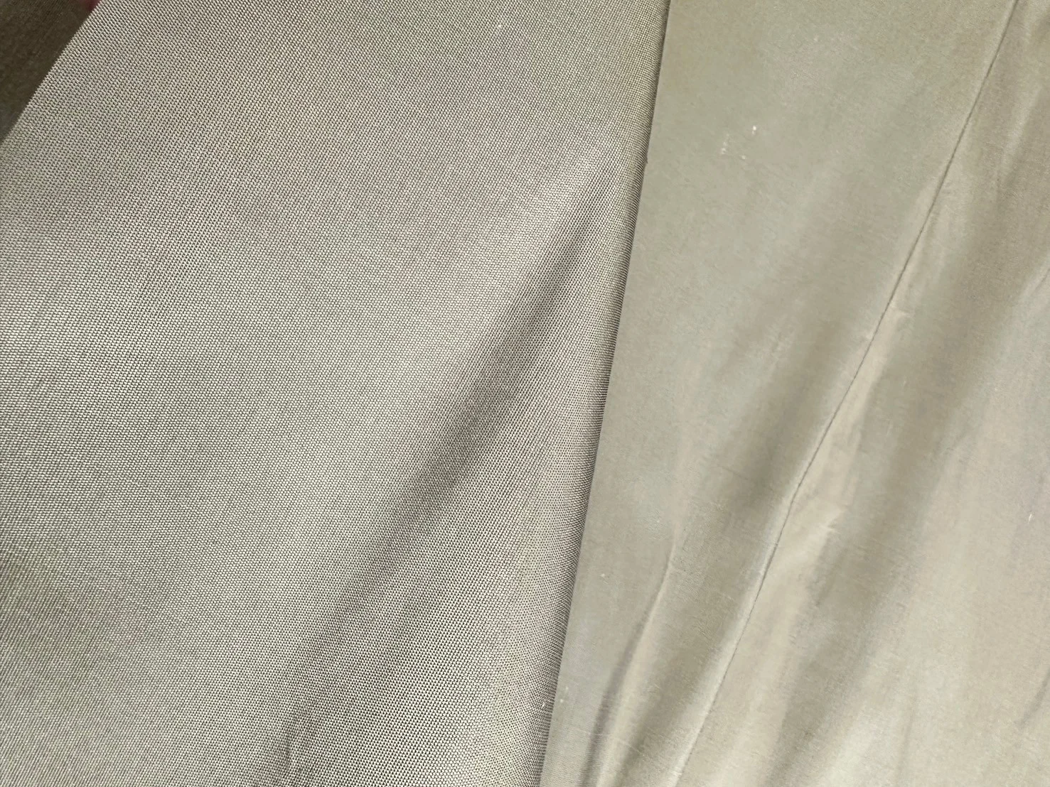 Solid-Colour Silk, Smooth Weave, Heavy Weight, 6-Ply, Light Golden Grey