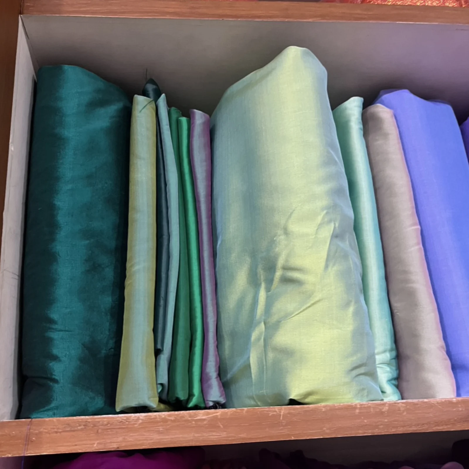 Solid-Colour Silk, Smooth Weave, 2-Ply, Light Golden Green Shot with Sky Blue